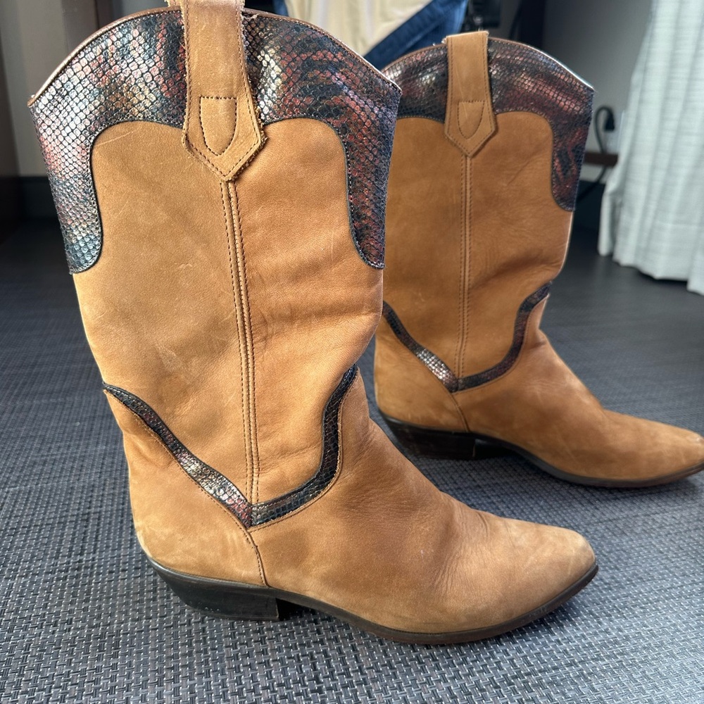Dingo Boots Brown with snakeskin trim. Size 9